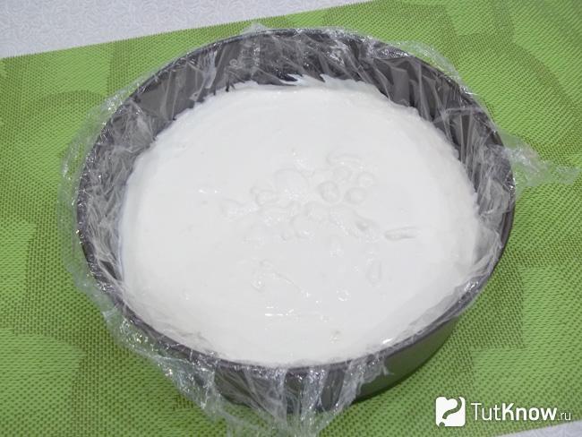 Творожный слой вылит в форму
