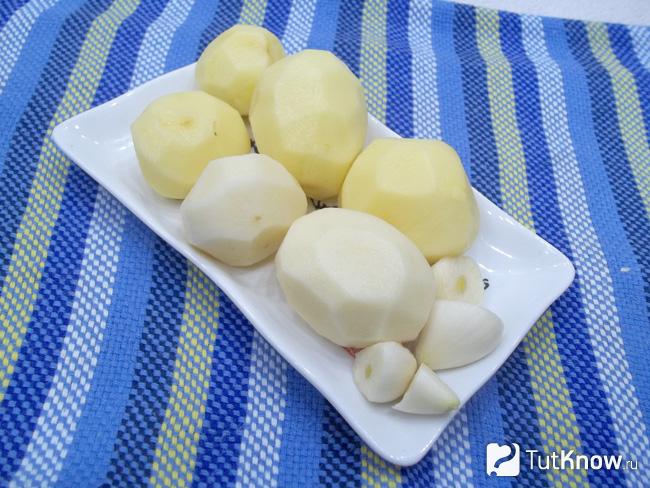 Картофель и чеснок очищены