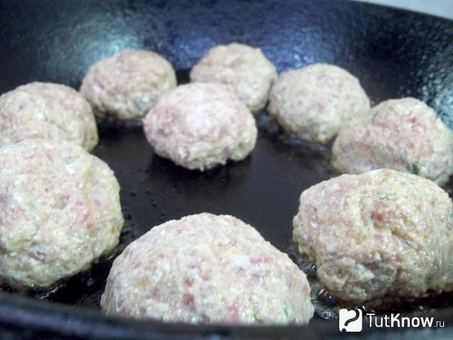 Сформированы тефтели и отправлены жариться в сковороду
