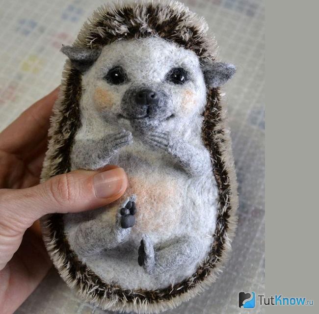 Готовый ёжик из шерсти и мохера