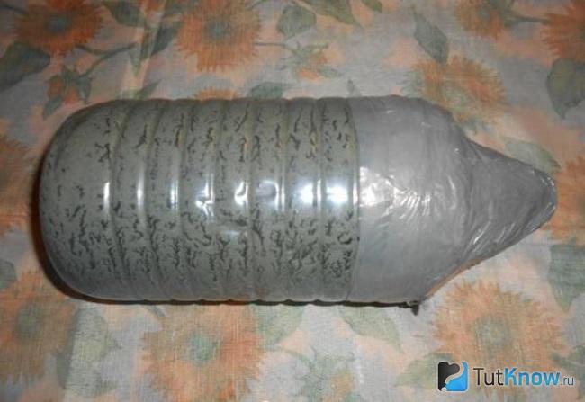 Бутылка для изготовления ёжика обклеенная скотчем