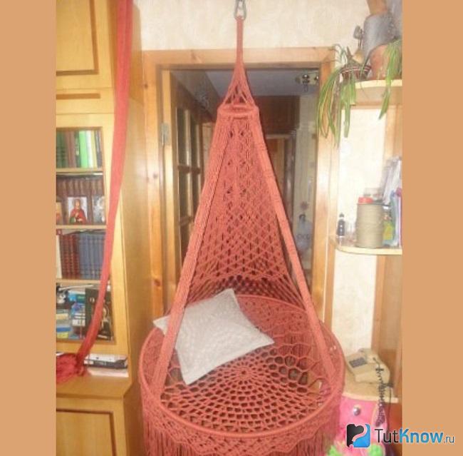 Усложнённый вариант плетенного подвесного кресла-гамака