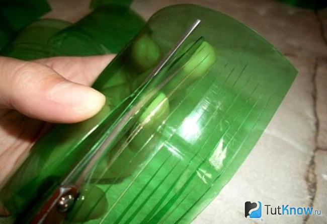 Вырезание бахромы из пластиковой бутылки