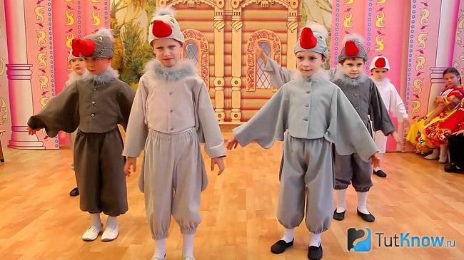 Дети в костюмах птиц