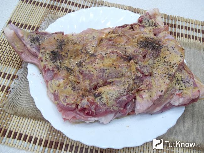 Мясо приправлено соусом и специями