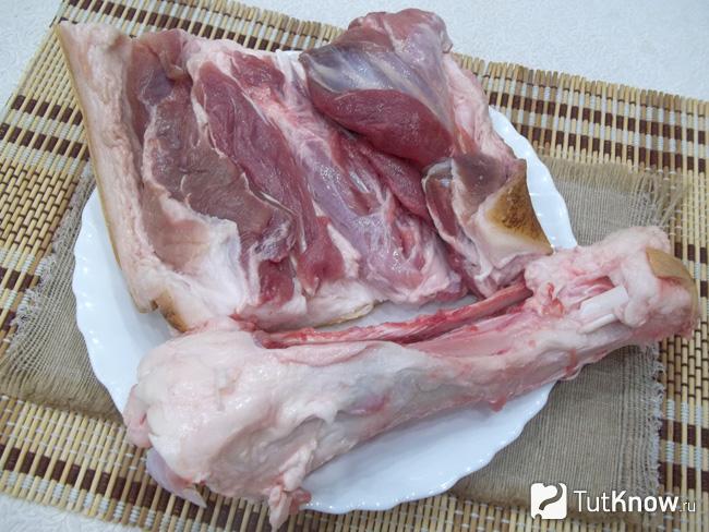 Свиная рулька разрезана и извлечена кость