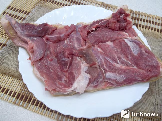 Сверху выложено мясо