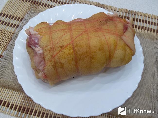 Мясо свернуто рулетом