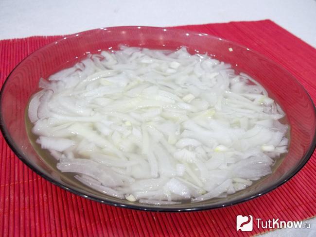 Репчатый лук замаринован