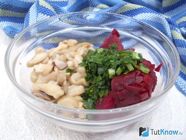 К продуктам добавлен нашинкованный зеленый лук