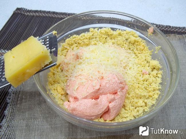 К продуктам добавлена сырная стружка