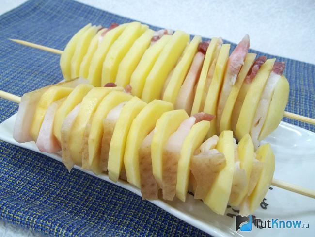 На шпажку нанизаны картофель и сало