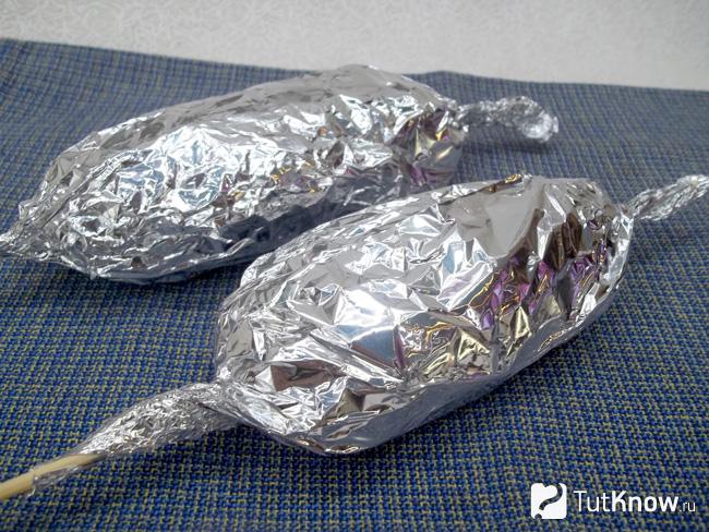Шашлычки обернуты фольгой