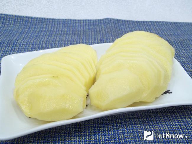 Картофель очищен и нарезан слайсами