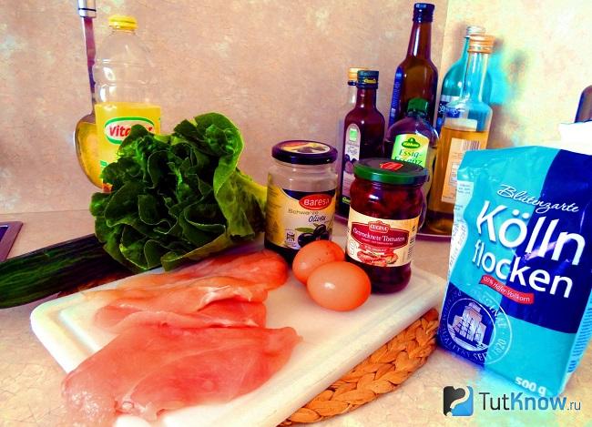 Куриное мясо и другие ингредиенты для приготовления