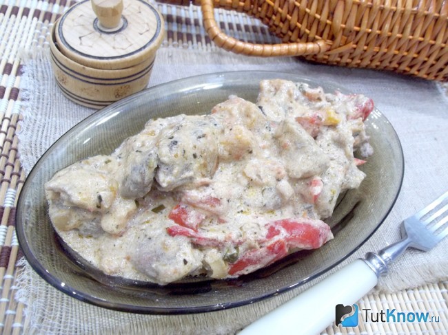 Готовое тушеное мясо с овощами в сметанном соусе