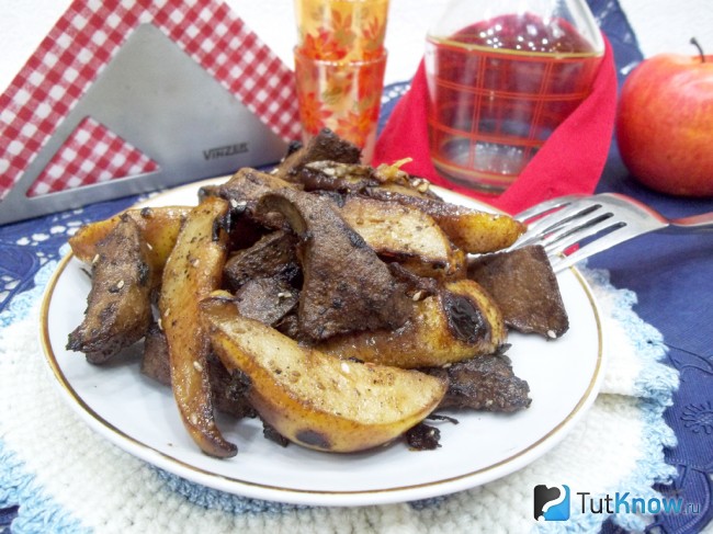 Готовая тушеная печень с грушами