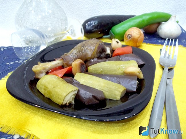 Готовая запеченная утка с кабачками и баклажанами