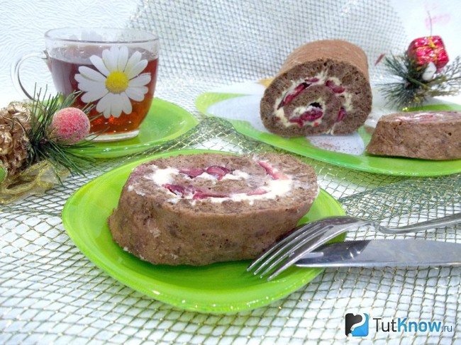 Готовый шоколадный рулет с масляным кремом и вишнями