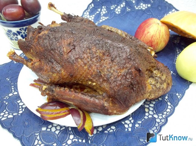 Готовая утка с тыквой, яблоками и сливами
