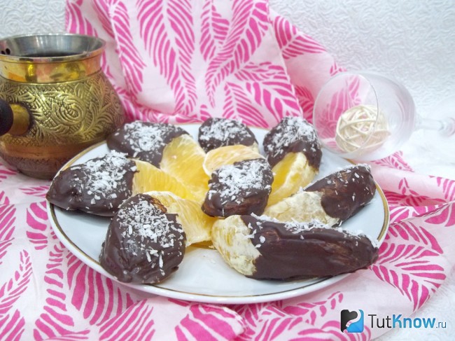 Готовыеапельсины в шоколаде и кокосовой стружке