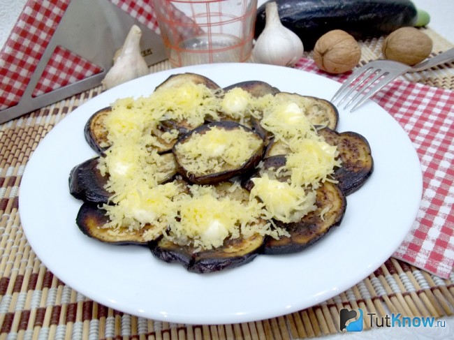 Готовые жареные баклажаны с чесноком и сыром