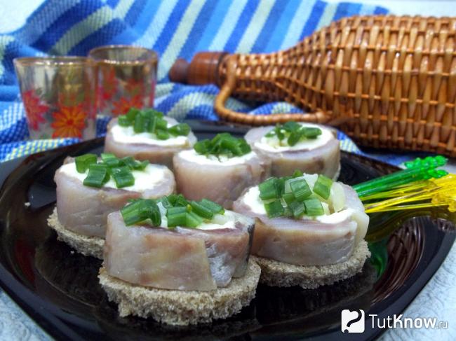 Готовые селедочные рулетики