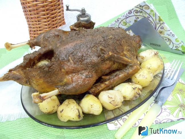 Готовая утка фаршированная картофелем