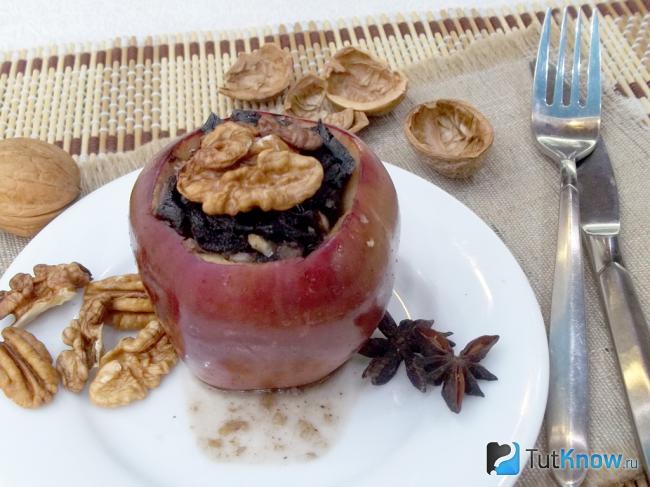 Готовые яблоки фаршированные черносливом и орехами