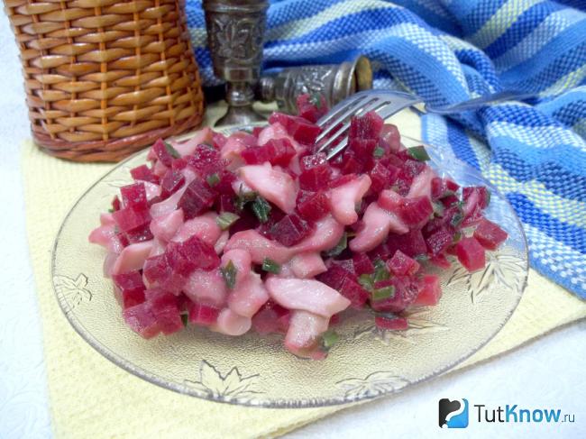 Готовый постный салат из свеклы с маринованными грибами