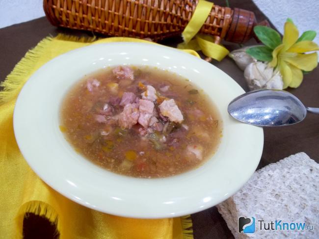 Готовая солянка с почками и солеными огурцами
