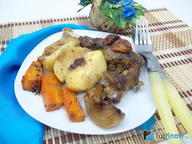 Готовая утка кусочками в духовке с овощами