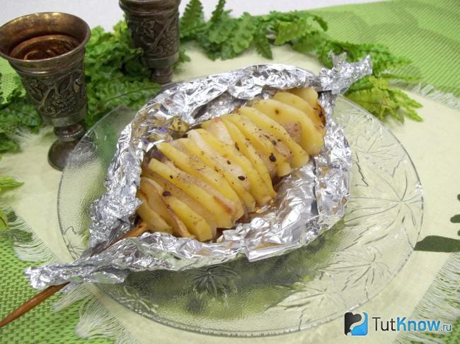 Готовый картофельный шашлык с салом в духовке