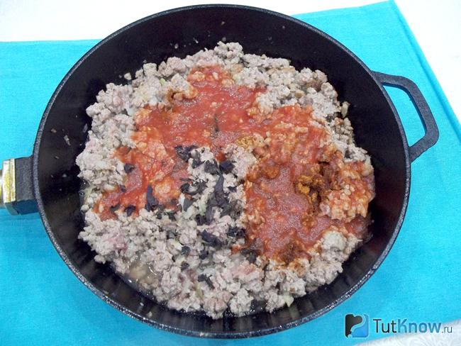 К мясу добавлены томат