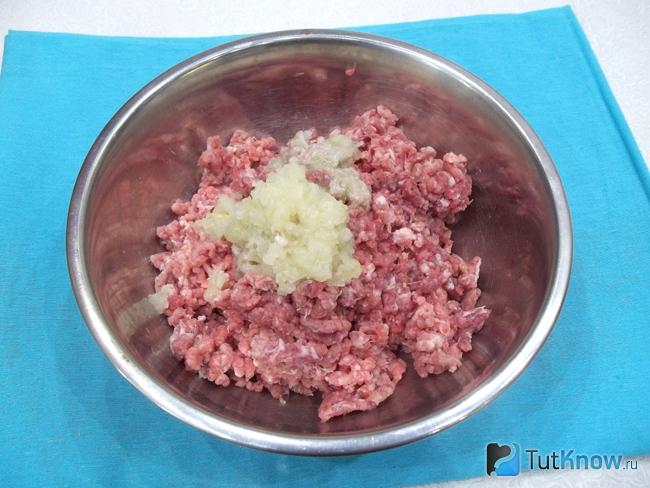 Мясо с луком перекручены