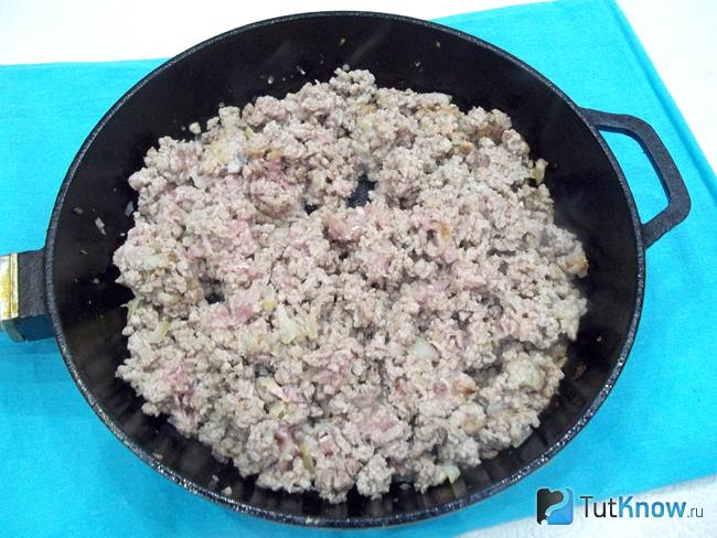 Мясо с луком жарятся