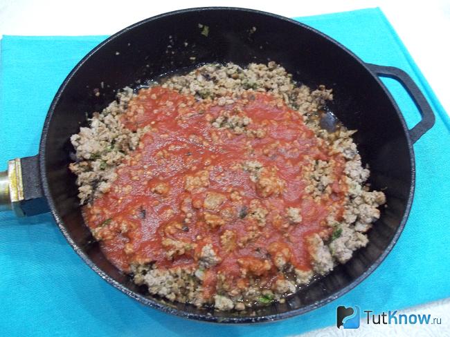 Мясо приправлено томатом