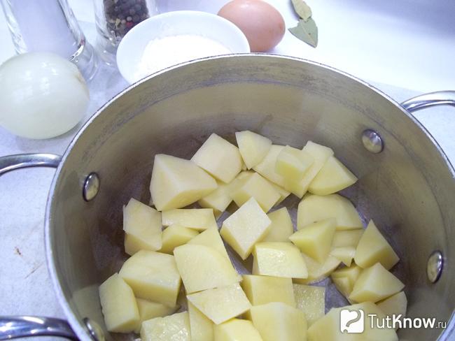Картофель нарезан и сложен в кастрюлю