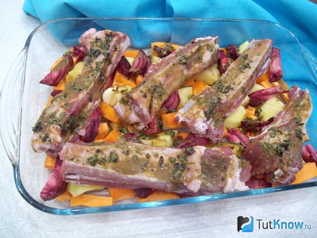 Продукты политы соусом