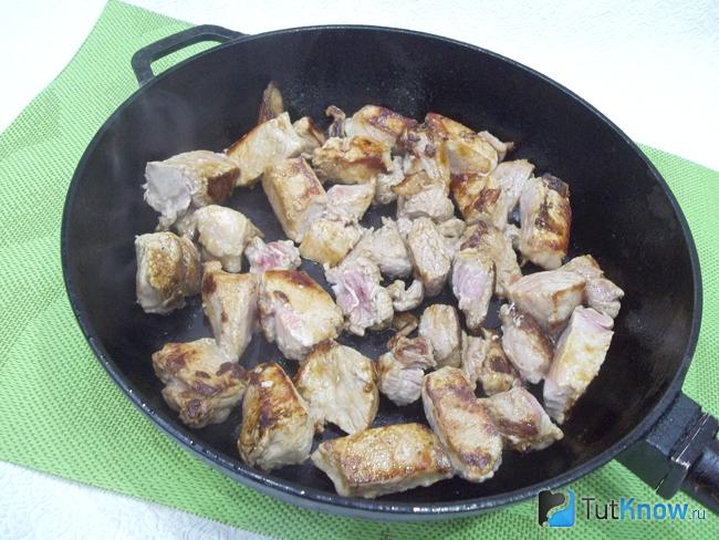 Мясо жарится