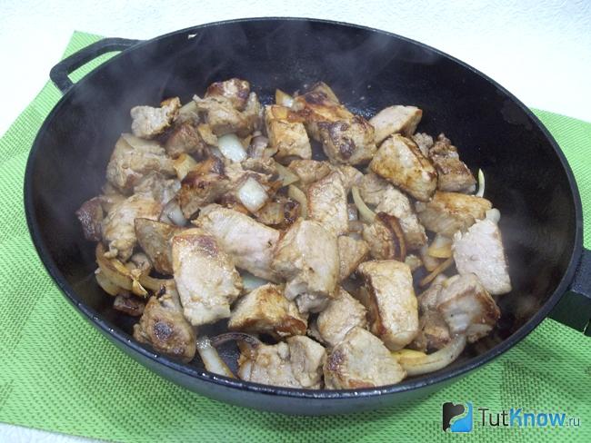 Мясо жарится