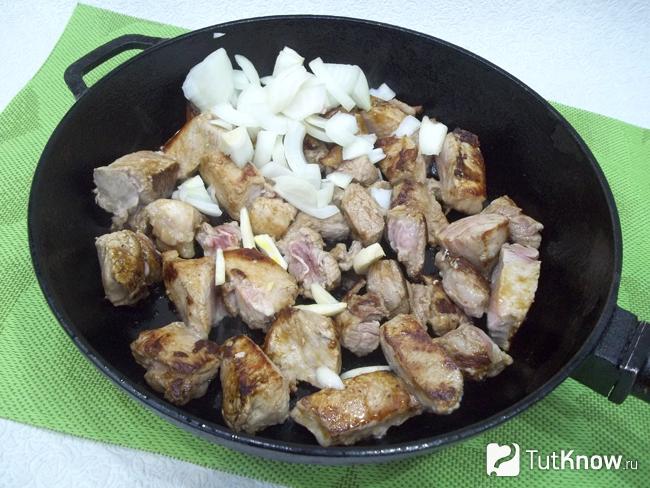 К мясу добавлен лук