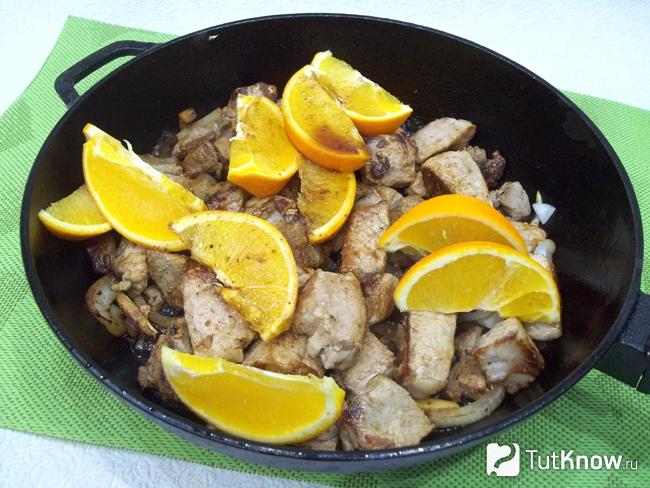 К мясу добавлены апельсины
