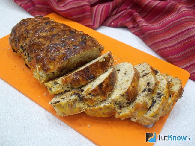 Рулет нарезан сухариками