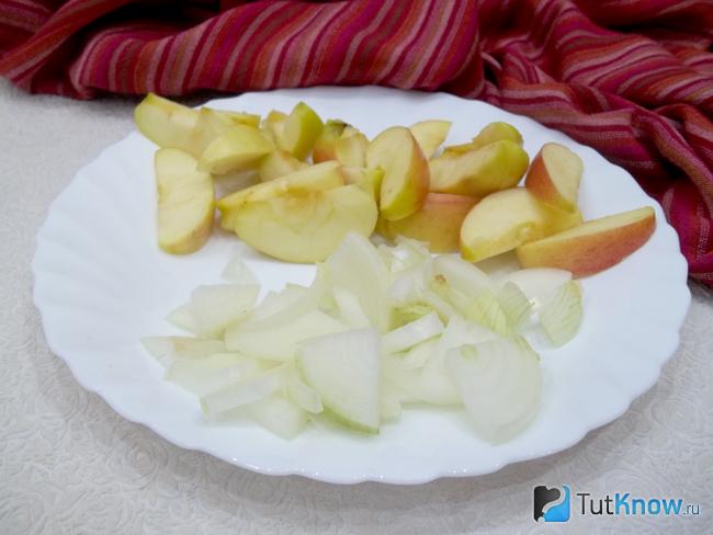 Яблоки и лук нарезаны