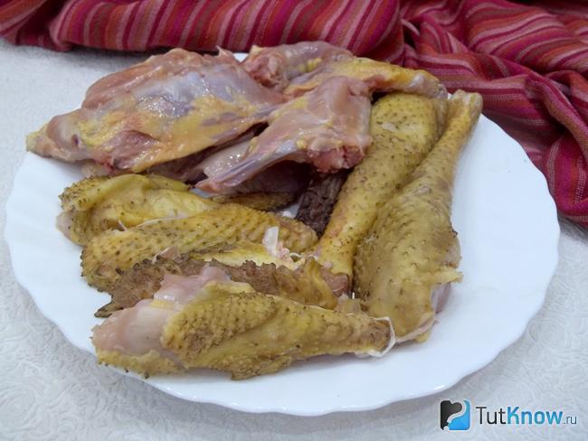 Курица нарезана на части