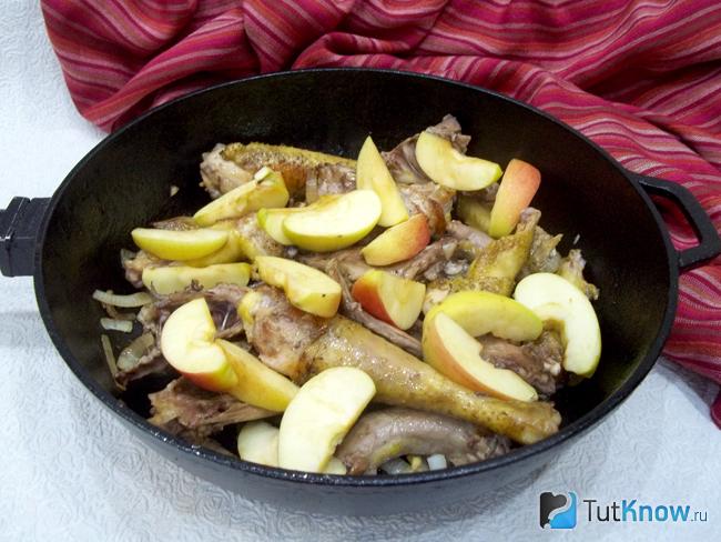 К курице добавлены яблоки