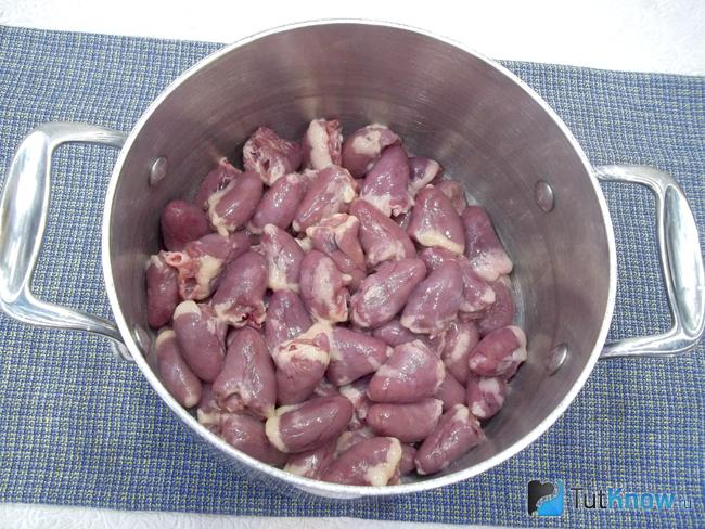Сердечки помыты и сложены в кастрюлю