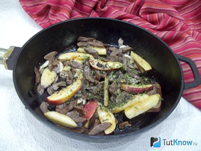Продукты тушатся