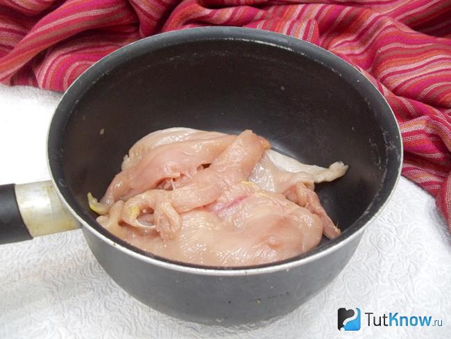 Курица варится